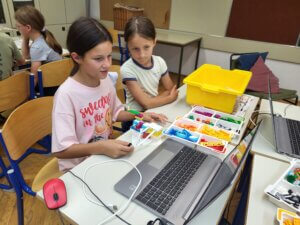 Med počitnicami v Žužemberku potekale brezplačne delavnice robotike za osnovnošolce